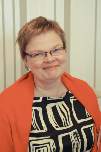 Eeva Heinonen toimii järjestelmäasiantuntijana, minkä lisäksi hän miettii maailman menoa ammattijärjestäjän ominaisuudessa.